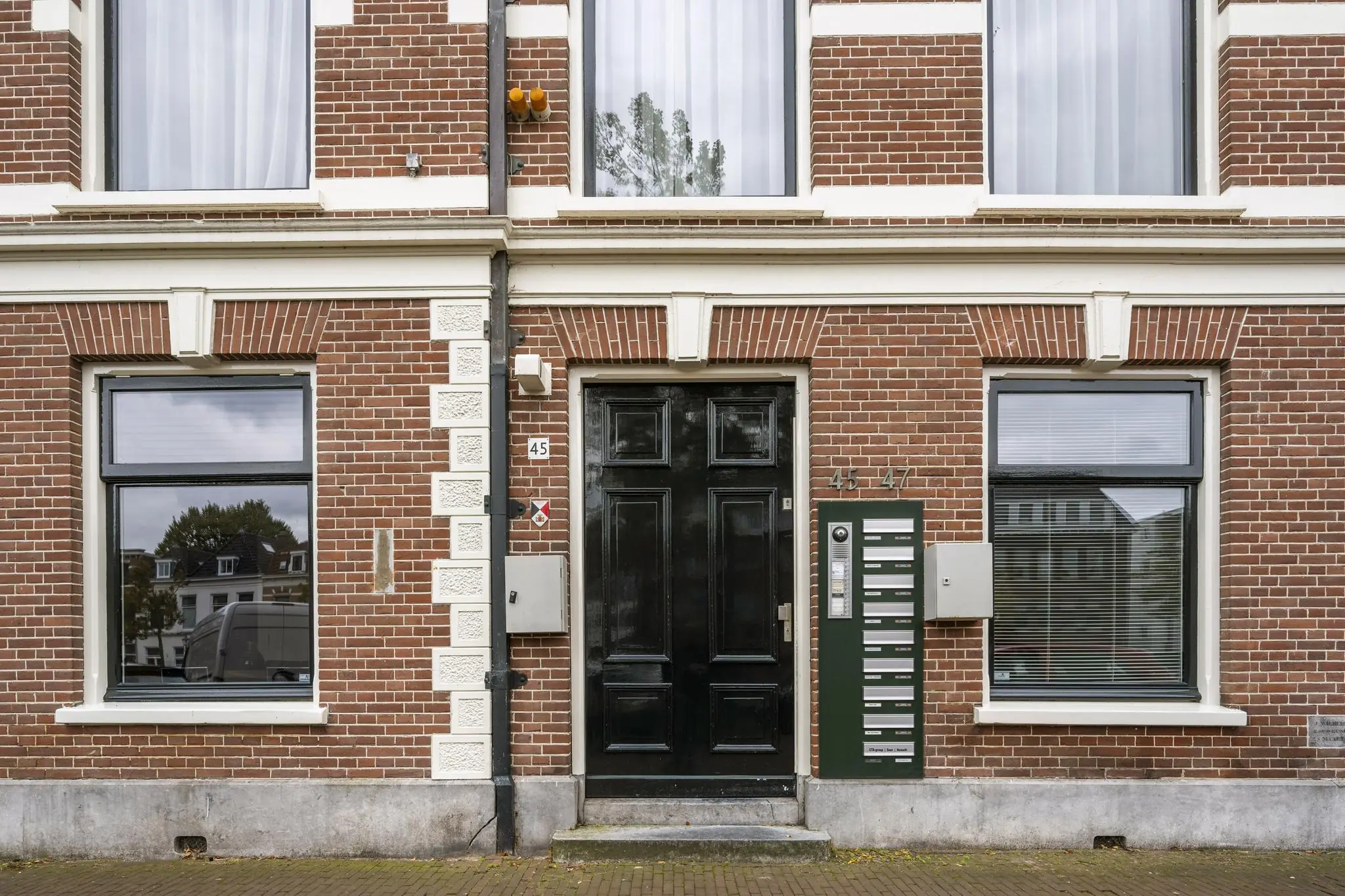 Voorgevel van een traditioneel herenhuis aan de Nieuwegracht met huisnummers 45 en 47.
